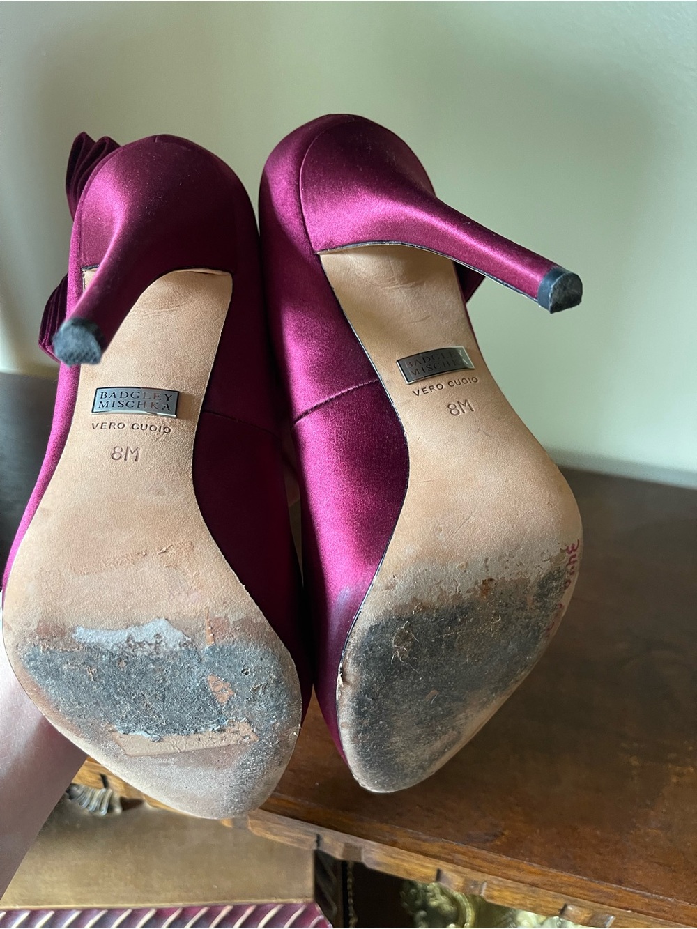 Badgley Mischka Burgundy Satin Bow Pumps Size 8M Formal Heels - Picture 7 of 8